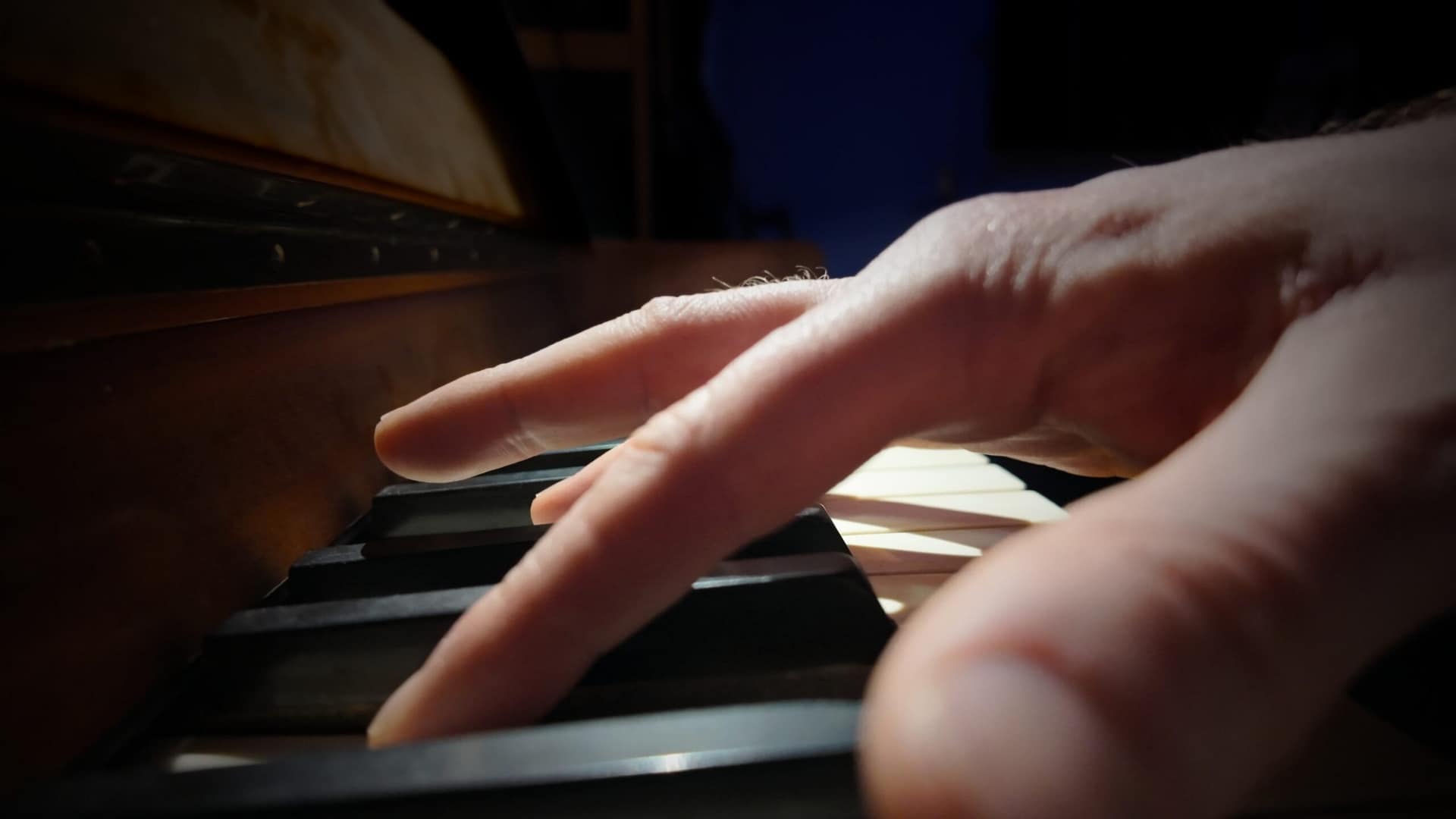 Nærbilde av en hånd som spiller piano.