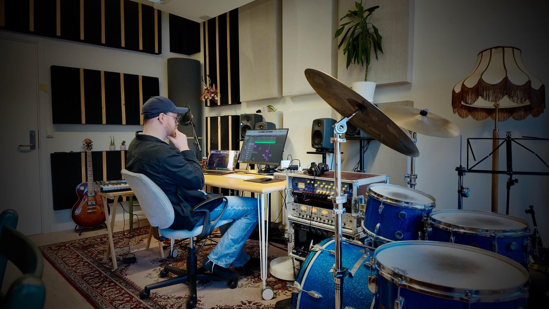 Produsent i studio foran macen.